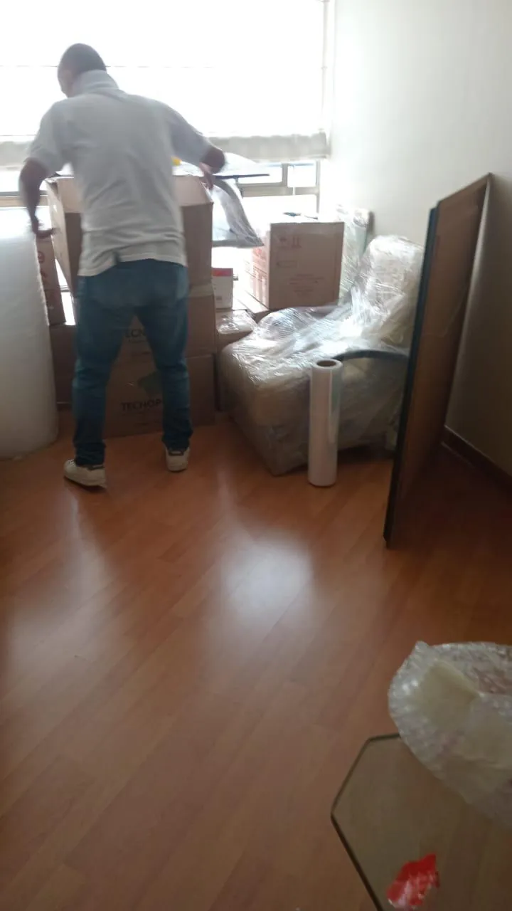 Empaque de elementos de oficina durante una mudanza corporativa